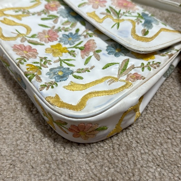 Floral Embroidered White Handbag - Picture 6 of 8